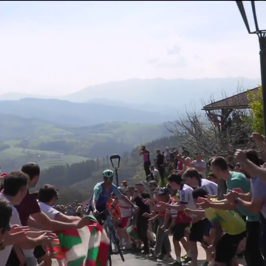 🤫 El estilo 𝐧𝐨 𝐬𝐞 𝐧𝐞𝐠𝐨𝐜𝐢𝐚, por Bruno Armirail 🏇 El francés tira de caballitos y enamora a toda la afición de la Itzulia Basque Country #LaCasaDelCiclismo | #Itzulia2025
