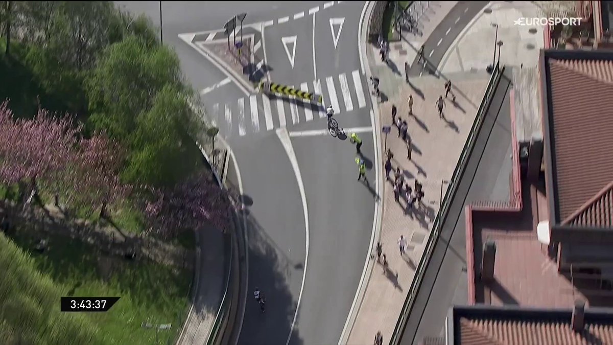 🚴🇪🇸 | Onderweg naar dagsucces doet Aranburu dit. Hij snijdt de rotonde af. Superslim of erg genoeg voor een DSQ? 🤔🤔 #Itzulia 📺 Stream koers op HBO Max
