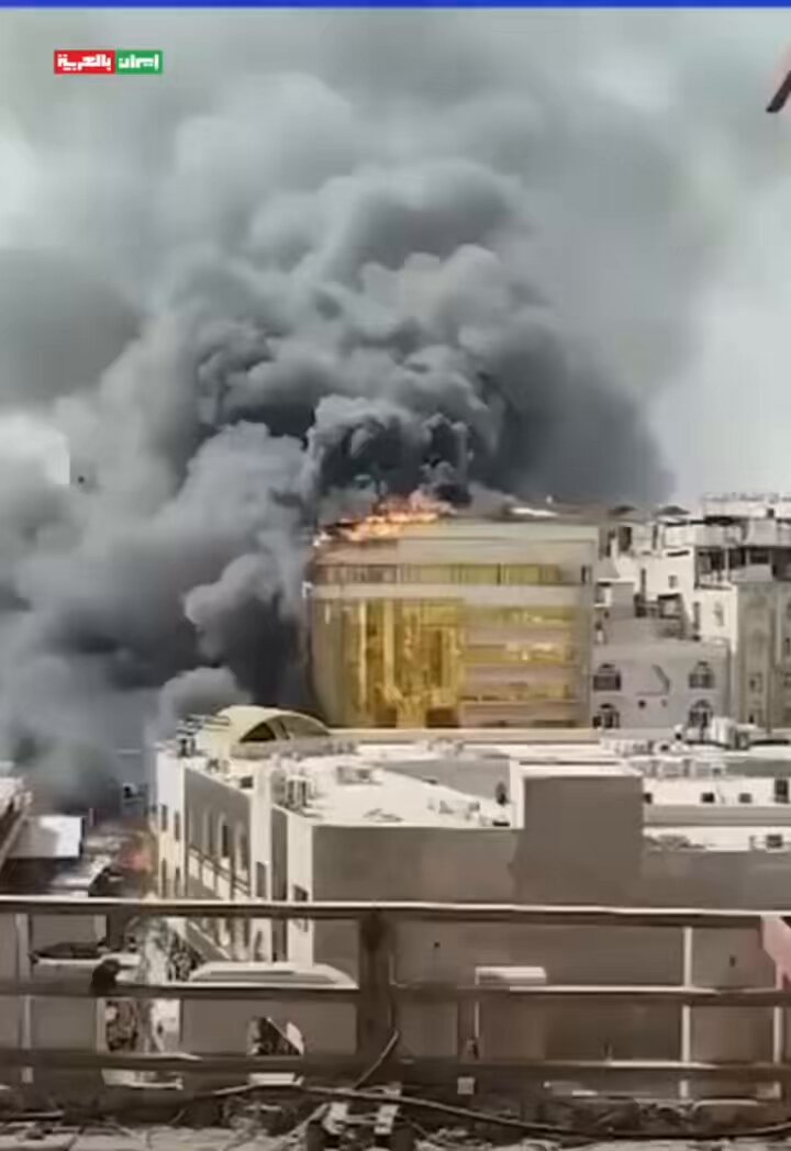 🎥 حريق يلتهم فندقاً ويمتد لمحال تجارية بمنطقة باب الخان في كربلاء