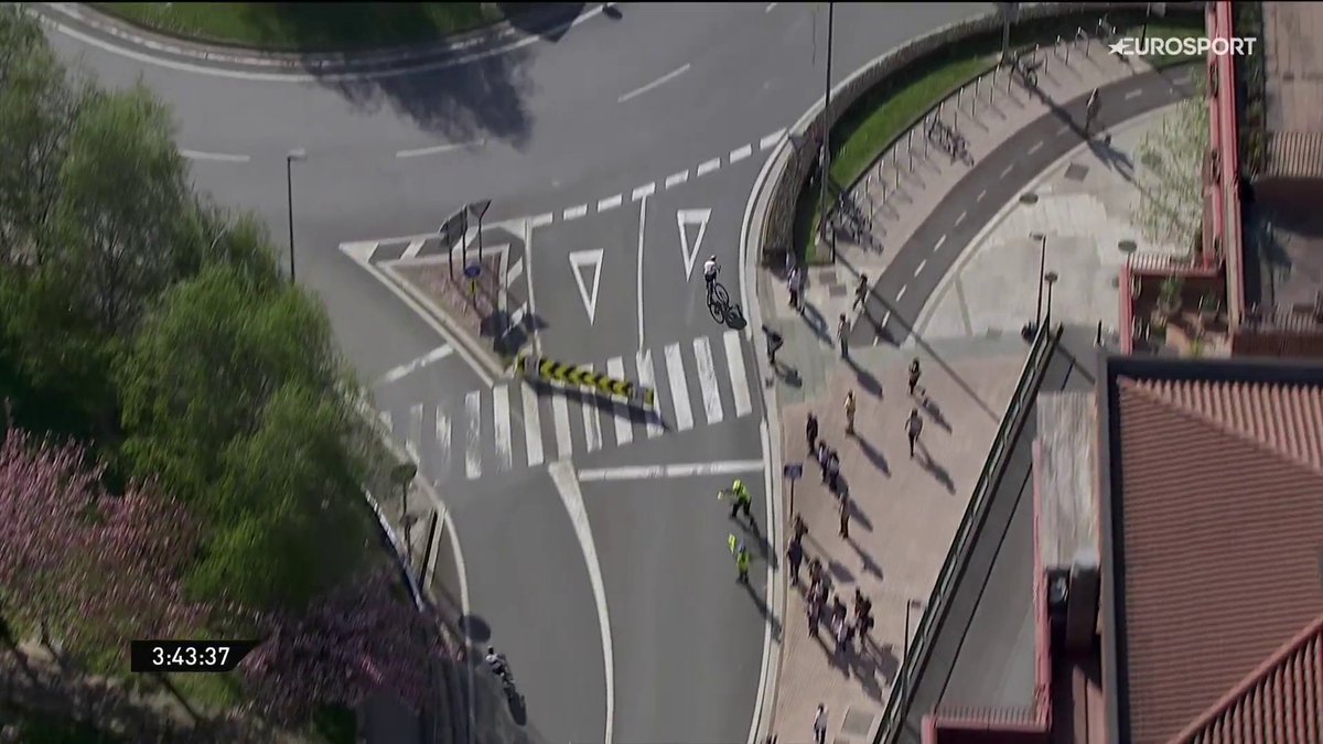 Un error que se paga muy caro 🙈 Alex Aramburu se equivoca, toma la rotonda por el lado incorrecto y los jueces le privan de la que ya era su primera victoria con Cofidis El triunfo, para el francés Romain Grégoire #Itzulia