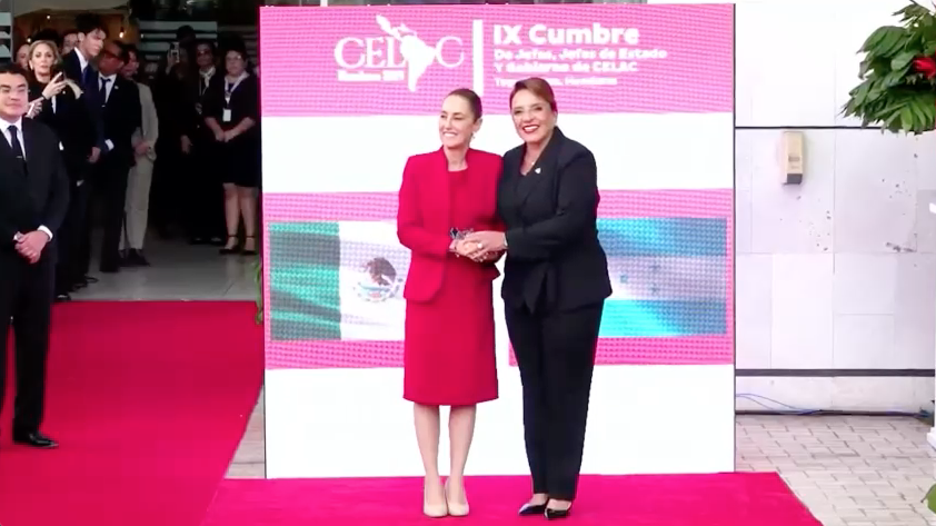 La presidenta Claudia Sheinbaum Pardo asiste a la IX Cumbre de la Comunidad de Estados Latinoamericanos y Caribeños (Celac); fue recibida por su homóloga de Honduras, Xiomara Castro Sarmiento.