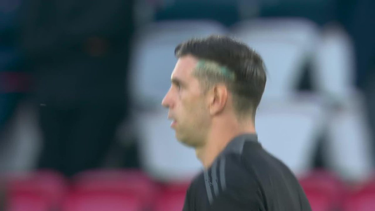 Sale Dibu Martínez, con la BANDERA ARGENTINA en el pelo, y llueven SILBIDOS en el Parque de los Príncipes… 🇦🇷🤫