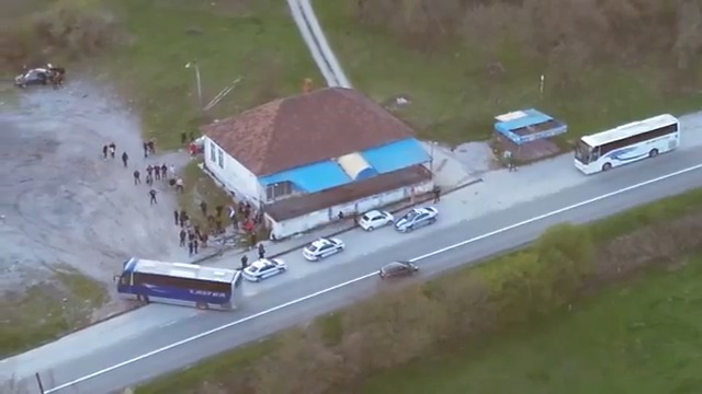 "Aktivisti iz grupe UZINAT GM ustupili su redakciji TV N1 Beograd video snimak, na kojem se, kako kažu, vidi kako učesnici "marša sa Kosova i Metohije", koji su krenuli na miting Aleksandra Vučića u Beograd, bivaju ukrcani u autobuse nedaleko od centra Gornjeg Milanovca."