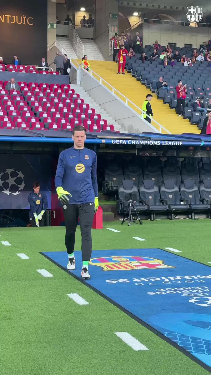 Szczęsny incoming 🧤 #BarçaBVB UEFA Champions League