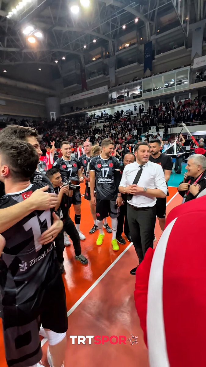 🗣 Mustafa Kavaz, CEV Kupası şampiyonu takımına vaadini açıklıyor: “Benim primim bir gün izin.” 🤣 #TRTSporDijital