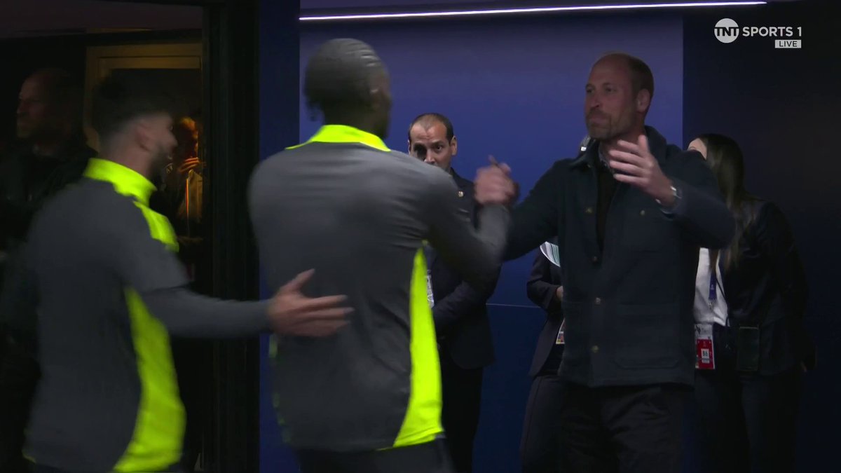 Prince William gives his best wishes to the Aston Villa players before facing PSG 🤝 📺 TNT Sports &amp; discovery+ UK
