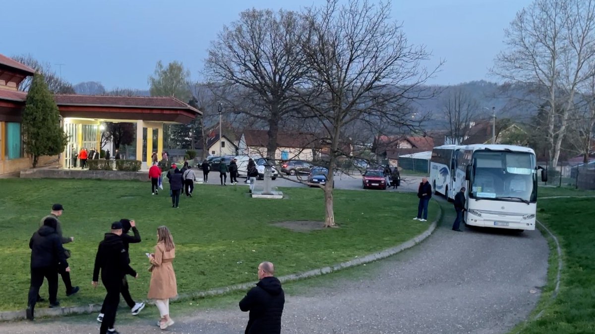 Umesto grupe pešaka koji su sa Kosova krenuli za Beograd na miting, u Ljig je stiglo nekoliko autobusa, javlja BBC reporter 👇 Čitajte opširnije 👉