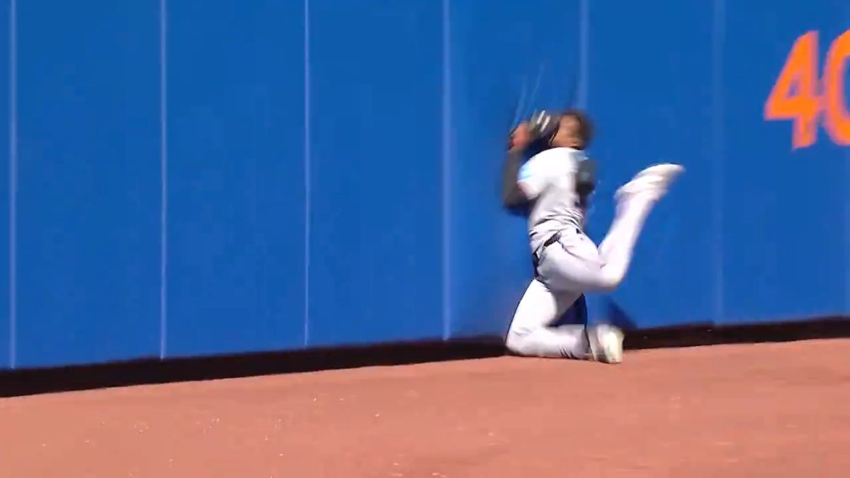 This is an absolutely ridiculous catch by Dane Myers 😳