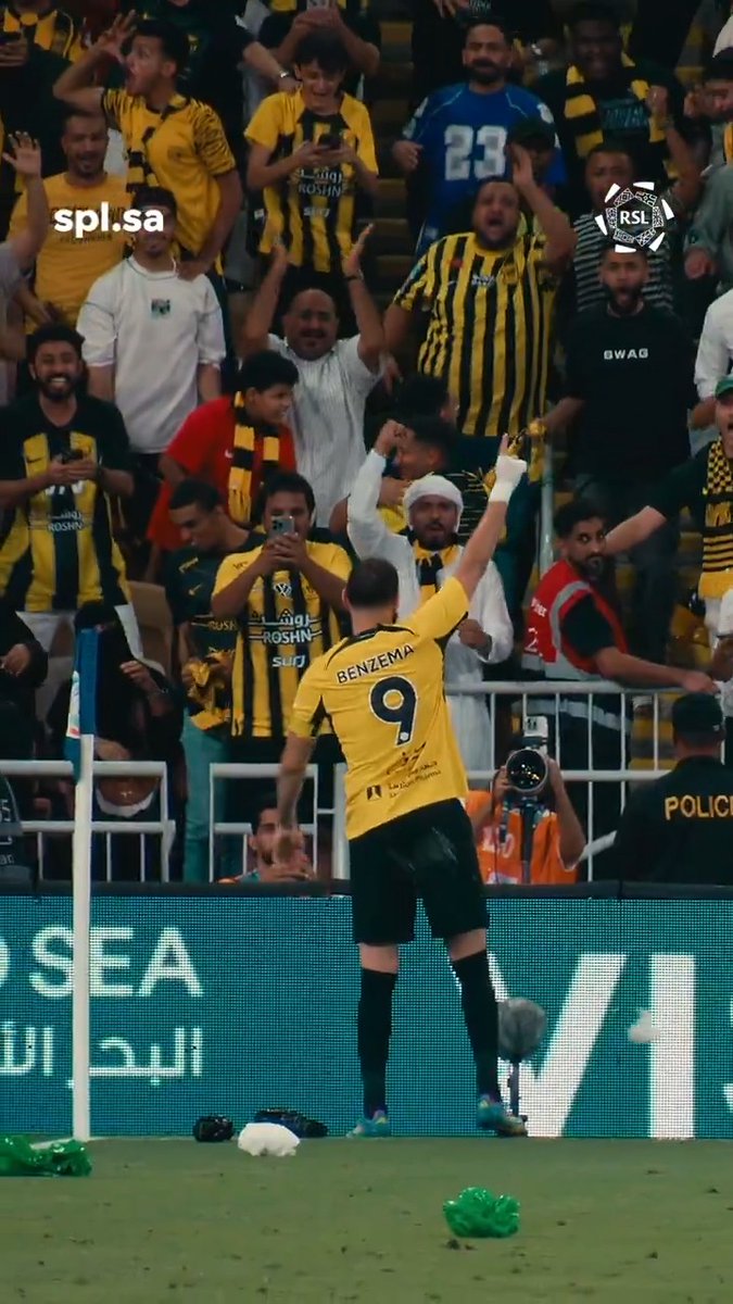 كريم بنزيما لا يرد هدية عبدالإله العمري 🎁 #دوري_روشن_السعودي | #ديربي_البحر
