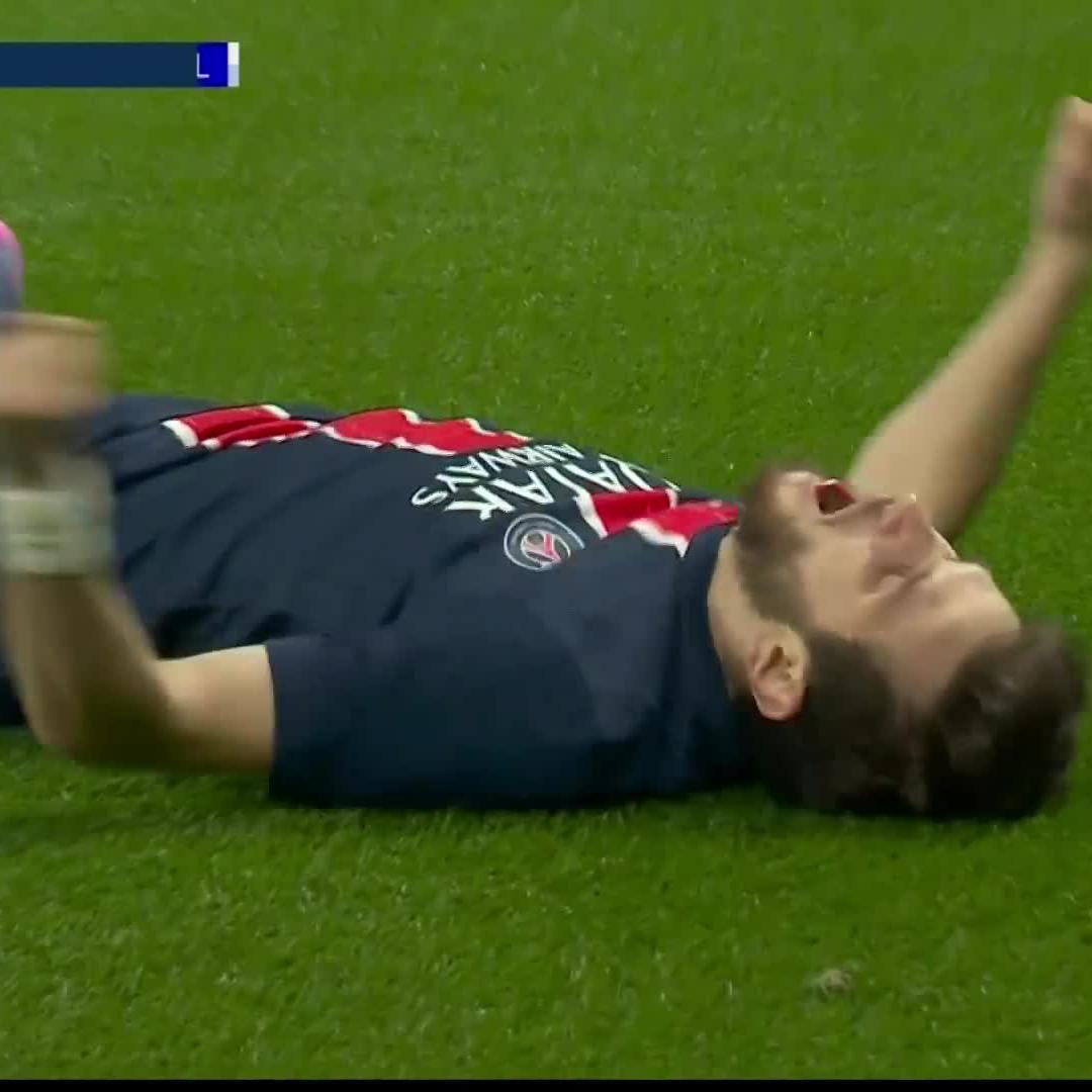 Martínez stands no chance against the Paris forwards 🤯 📺 Stream #UCL on DStv: