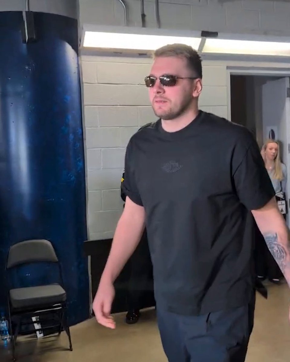 Luka stops to say hello to Mavs staff as he arrives for his first game back in Dallas ❤️ Lakers-Mavericks | 🍿 7:30 PM ET on ESPN