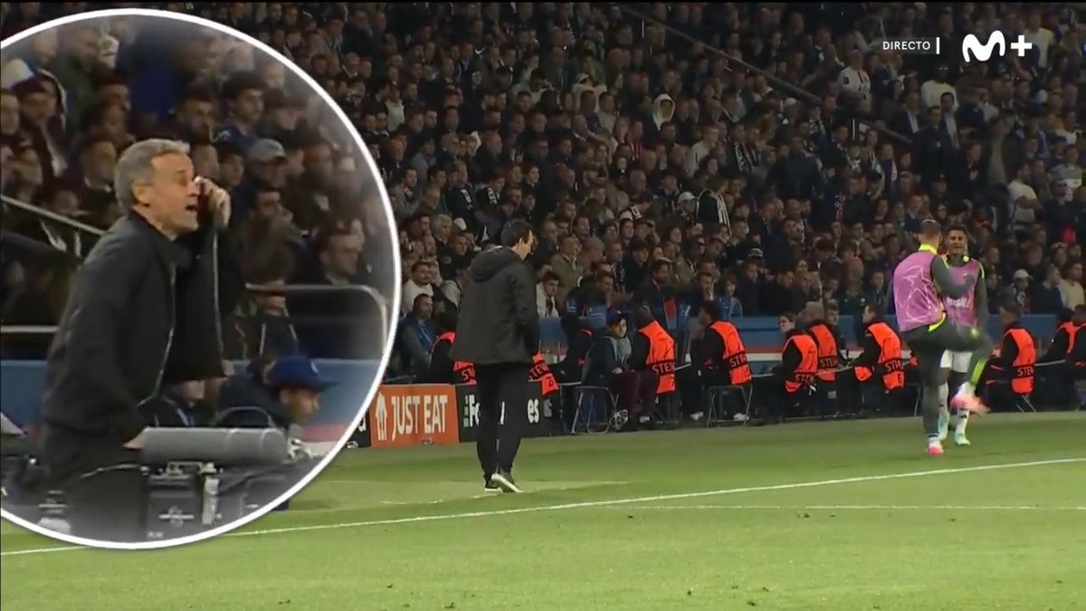La imagen de la banda en París 🤣 LUISENRIQUE tapándose la boca con su chaqueta para que Unai Emery Echegoyen no escuchara sus indicaciones. #LaCasaDelFútbol #UCL