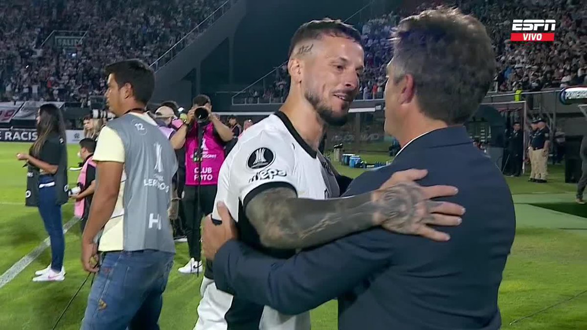 🫂El ABRAZO de #Guillermo Barros Schelotto y Darío Benedetto.