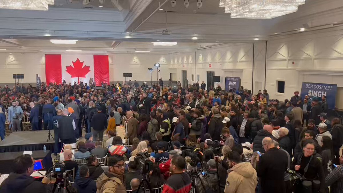 The crowd is starting to fill up at the Brampton Pierre Poilievre rally but they did close off the back half of the room around 6 pm ET #cdnpoli