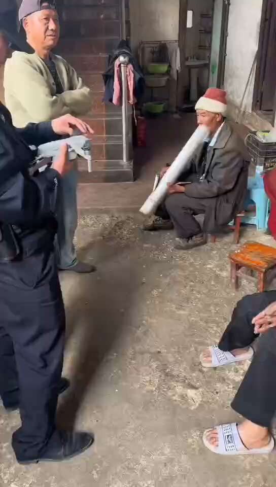勤劳善良的老乡，云南元阳，一男子无人机拍梯田，因电量不足 迫降村里，他跟随GPS寻找时发现被一位阿婆捡到，阿婆坚持要求男子给800元钱后才肯归还！