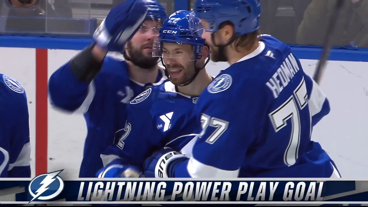This passing play from the x - Tampa Bay Lightning could not have been crisper. 😮‍💨 Team Players presented by Budweiser