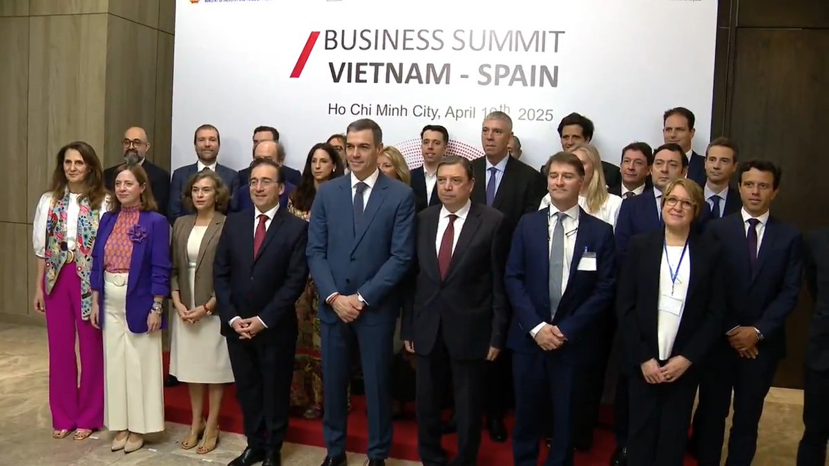 El presidente del Gobierno, Pedro Sánchez, ha participado en Ho Chi Minh en un desayuno de trabajo con representantes de empresas españolas en Vietnam. Se ha interesado por sus objetivos e inversiones, además de ofrecer el apoyo del Gobierno a sus proyectos.