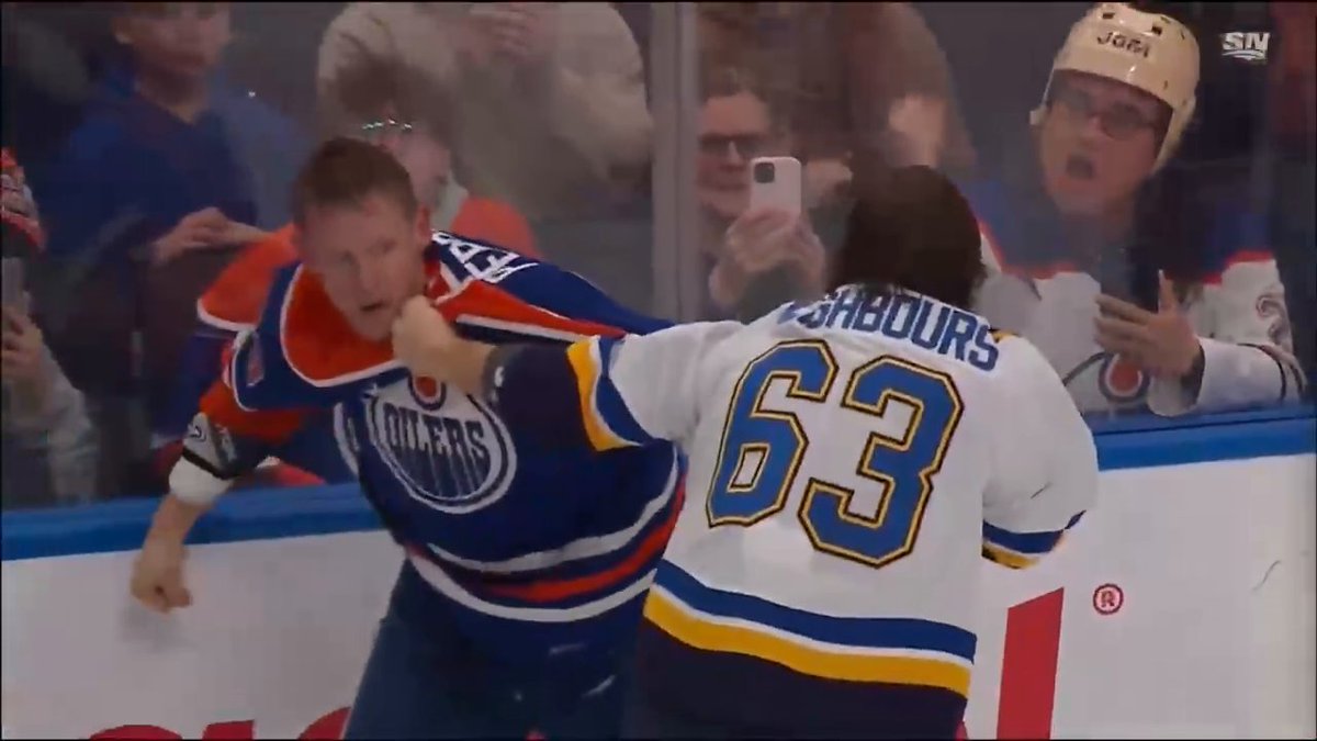 The crowd goes WILD‼️ Jordan Binnington and Corey Perry gettin' chippy during Blues-Oilers 😳