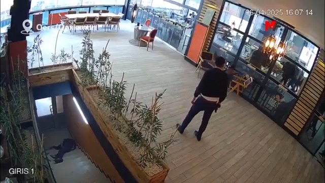UZMAN ÇAVUŞUN KATLETTİĞİ GENCİN GÖRÜNTÜLERİ ORTAYA ÇIKTI Qaxizman’da, “Yan baktın” diyen Uzman Çavuş Selman K., Yakup Aydın adlı yurttaşı katletti. MA olarak olayın görüntülerine ulaştık
