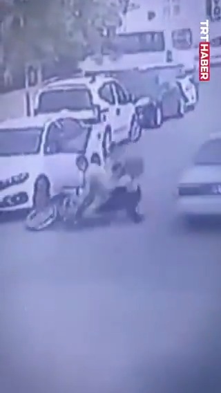 Hatay’da bir sürücünün açtığı otomobil kapısı motosiklete çarptı.