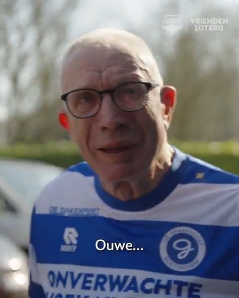 Levenslang De Graafschap-fan Jaap (80) wordt verrast met een cadeau van Ralf Seuntjens 💙🤍 "De club is zijn lust en zijn leven" 🥹 #VoetbalGeeft | VriendenLoterij