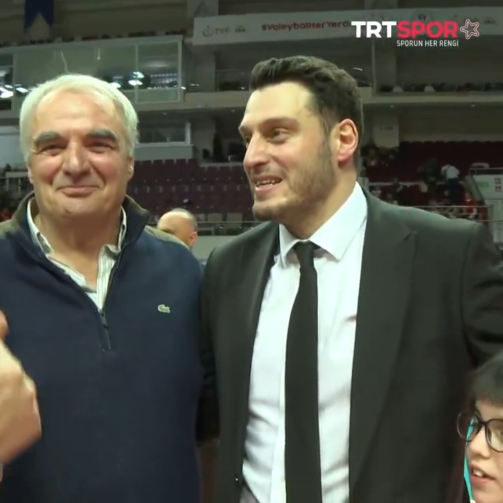 🫂 Kendi tribünde, oğlu saha kenarında... 🤩 Türk voleybolunun emektar ismi Ahmet Kavaz, Avrupa Şampiyonu antrenör oğlu Mustafa Kavaz'ın başarısını en farklı duygularda yaşayan kişiydi.