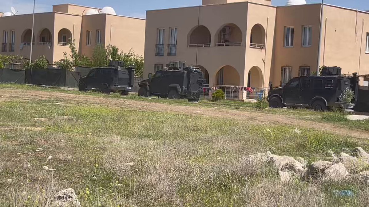 An itibariyle evim aranıyor. Yıllardır PKK'ya karşı verdiğim bunca mücadeleden ve Pkklılardan her gün aldığım onlarca tehditten sonra, bugün evimin arandığını görüyorum... Söyleyecek söz bulamıyorum. Takdir yüce Türk milletinindir.
