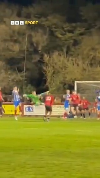 Non-league goalkeeper Billy Johnson scored an incredible late equaliser for Leiston FC with a BICYCLE KICK to send his side to penalties in a cup final 🧤🤯🔥