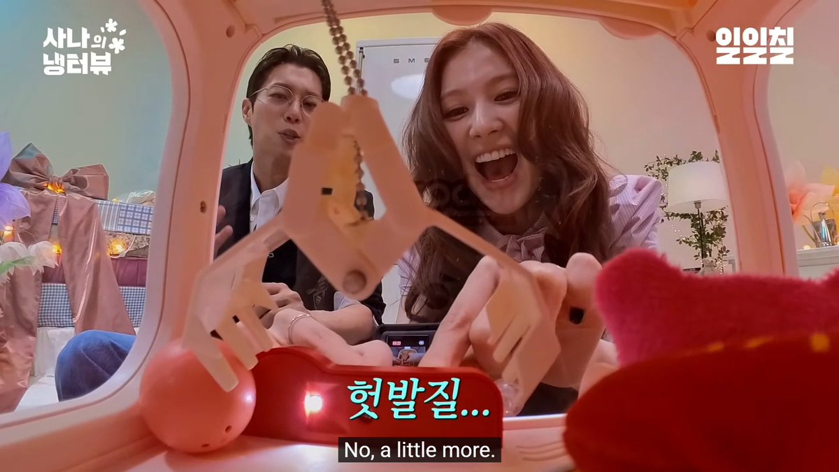 SANA PLAYING WITH THE TINY CLAW MACHINE SHE'S SO CUTE 🥺