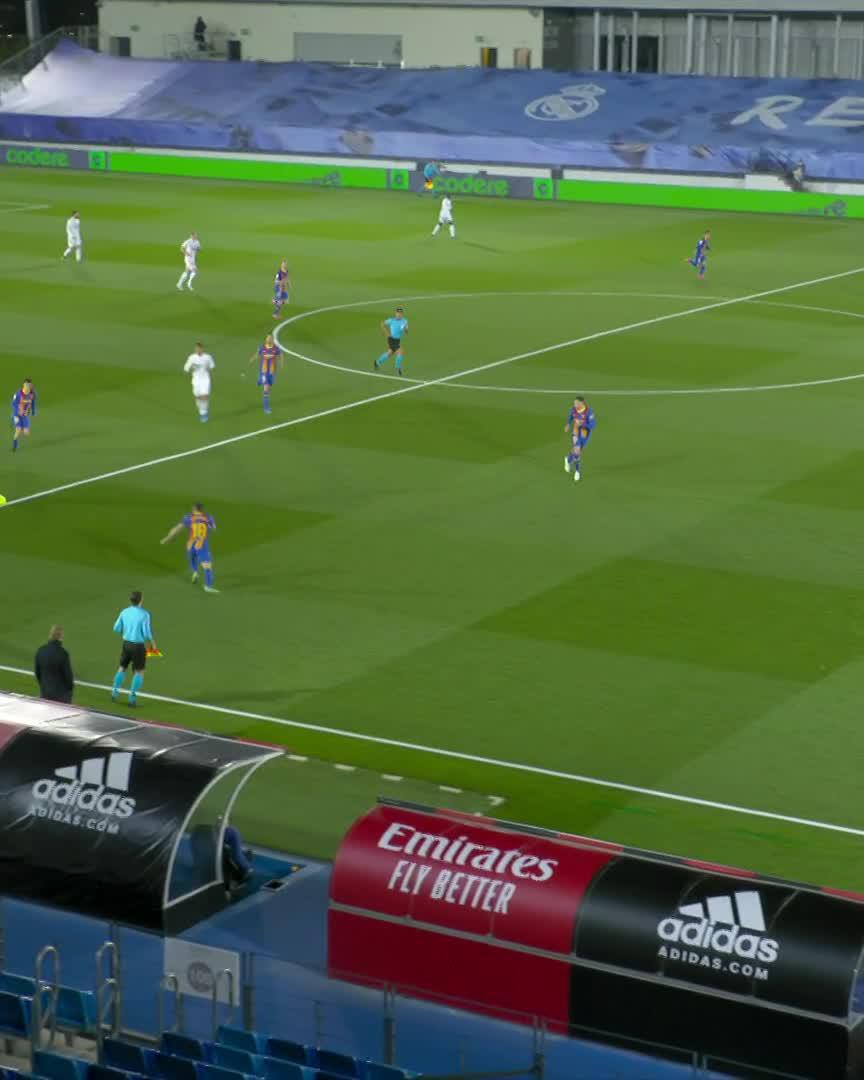 Il y a 4 ans jour pour jour, Karim Benzema inscrivait une sublime madjer face au Barça. 🤯🤍