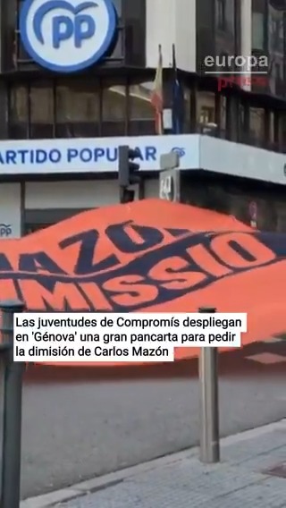 Las juventudes de Compromís despliegan en la sede del PP de 'Génova' una gran pancarta para pedir la dimisión de Mazón por su gestión de la dana y reclamar a Feijóo que le "deje de apoyar"