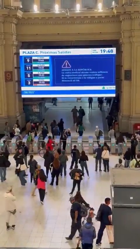 "Ataque a la República": Por el mensaje del Gobierno contra el #ParoGeneral en las estaciones de tren