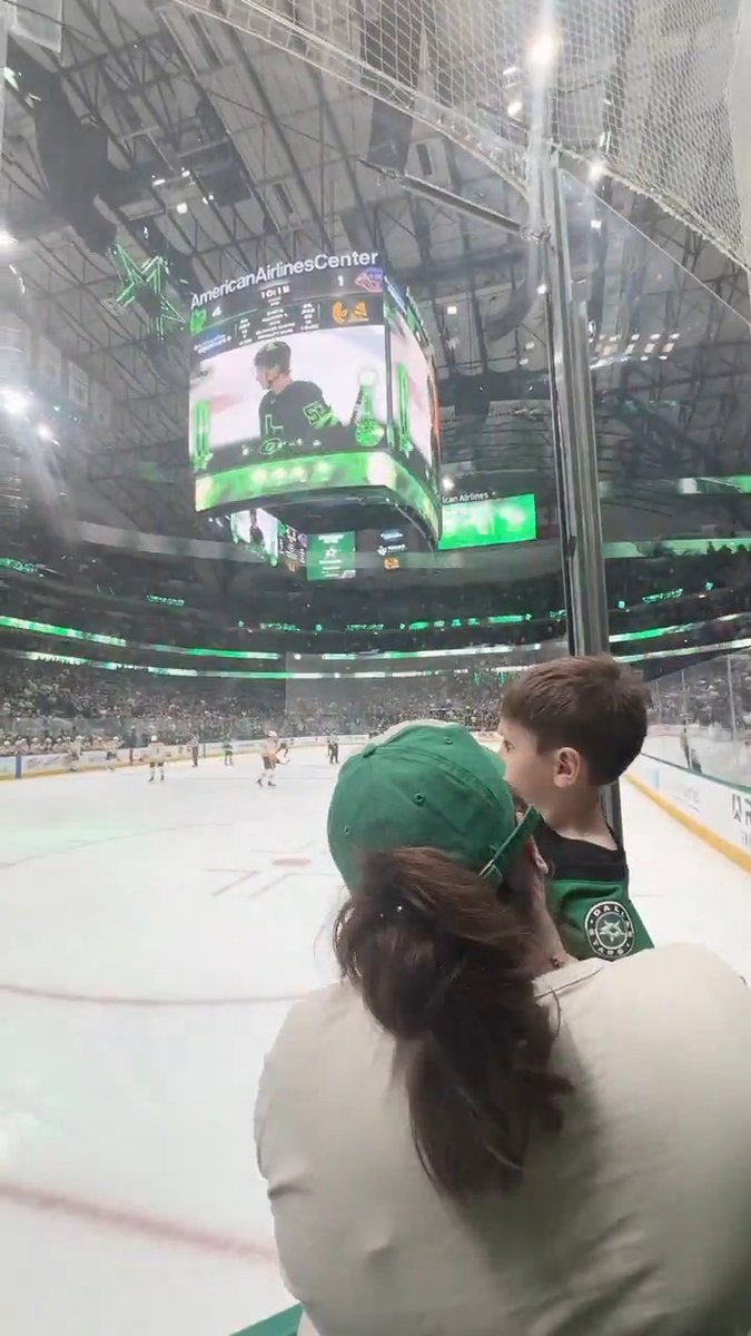 We gave away a pair of glass seats to the first Dallas Stars fan to take the envelope. Spoiler: It might be our cutest upgrade yet 🥹 #WhereFansWin | #TexasHockey