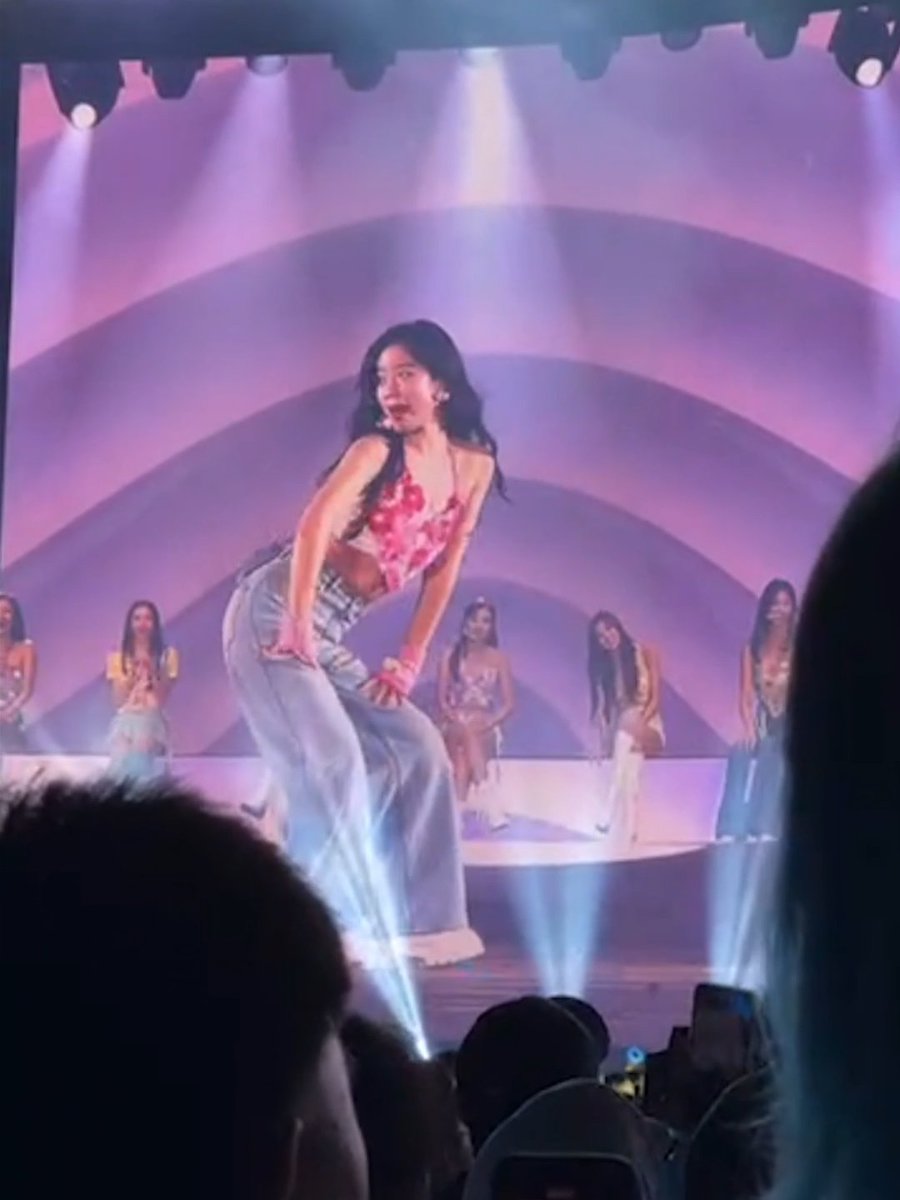 dahyun's star quality is insane, especially with how she connects with everyone within the crowd
