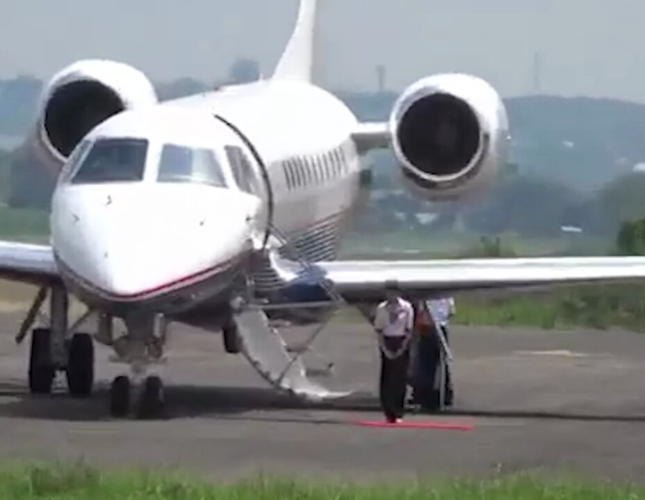 Kurang hebat dan keren gimana lagi coba menteri di Indonesia, hanya selang bbrp menit di tempat yang sama 2 menteri pakai 2 private jet (video Des 2023)