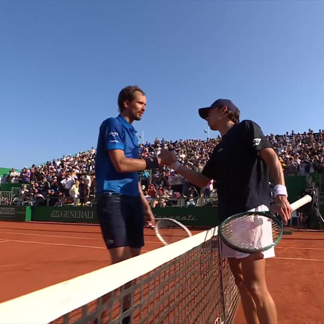 Demon gets it done 👏 Alex de Minaur defeats Medvedev 6-2 6-2 to advance to his 5th Masters 1000 quarter-final! #RolexMonteCarloMasters