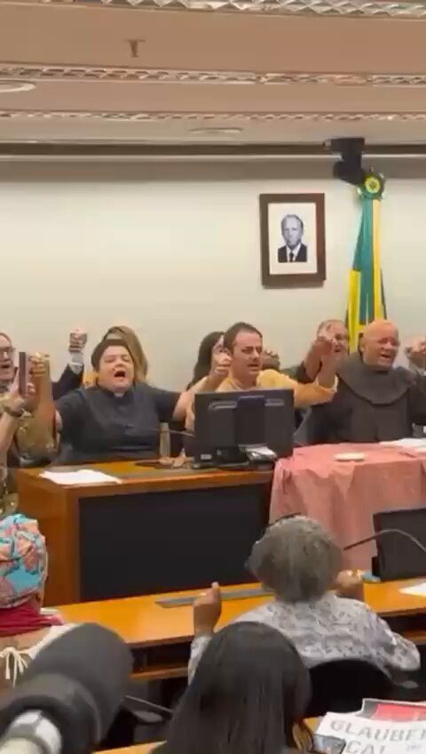 ⏯️ Glauber Braga recebe deputados e frei em 1º dia de greve de fome; veja Alvo de um processo para cassação do mandato, Glauber Braga protesta e permanece na Câmara, em greve de fome Leia: