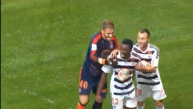 𝟯𝟭 𝗼𝗰𝘁𝗼𝗯𝗿𝗲 𝟮𝟬𝟭𝟱. Le FC Lorient est mené 2 buts à 1 à Roudourou. 𝟵𝟬+𝟯. Raphaël Guerreiro se charge de dernier corner de la rencontre. L'ultime chance d'égaliser. Benjamin Lecomte est monté aux avant-postes. On ne vous en dis pas plus. On vous laisse apprécier...