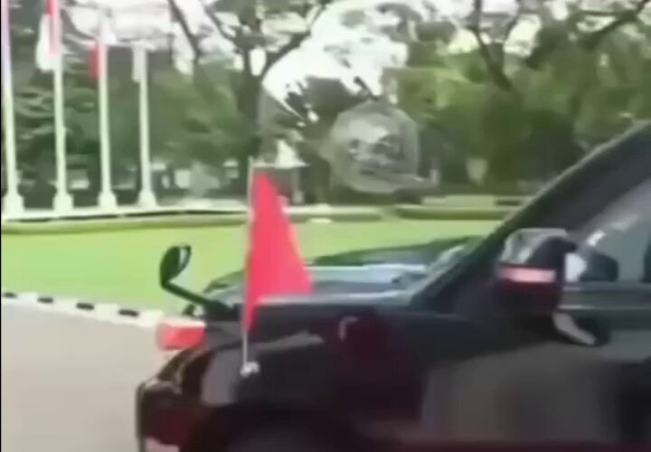 - Merhaba, mesleğiniz? - Hakan Fidan'ın kapısını açan adamın kapısını açıyorum.