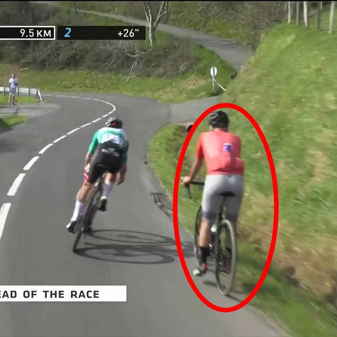 𝙊𝙣 𝙣𝙚 𝙛𝙖𝙞𝙩 𝙥𝙖𝙨 𝙡𝙚 𝙢𝙚̂𝙢𝙚 𝙨𝙥𝙤𝙧𝙩 🤣 Un amateur laissé sur place par Almeida ! #LesRP #Itzulia2025
