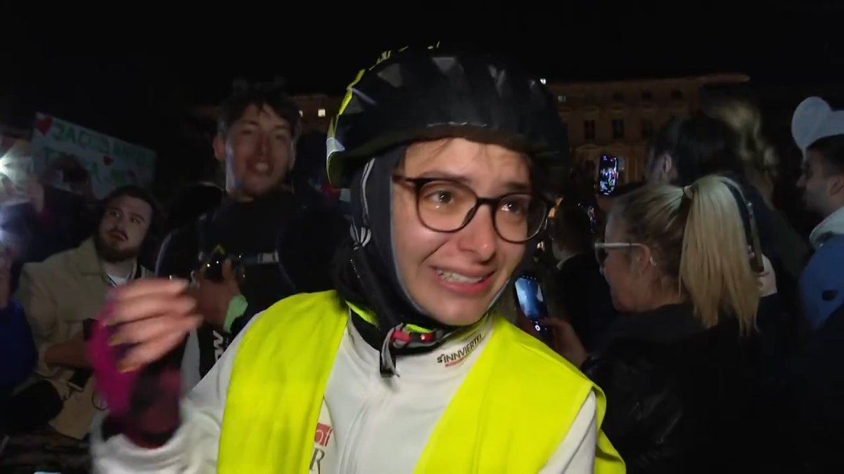"Fantastično se osećam. Toliko je ljudi. Nadam se da će svi moći da se vrate i da žive u Srbiji", rekla je za N1 jedna studentkinja koja je biciklom stigla u Salcburg🥺