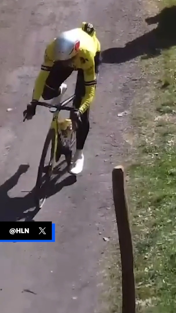 La librada de Van Aert en Arenberg que pudo arruinar su participación en la #ParisRoubaix 🤯 Se salvó de puro milagro de una caída...