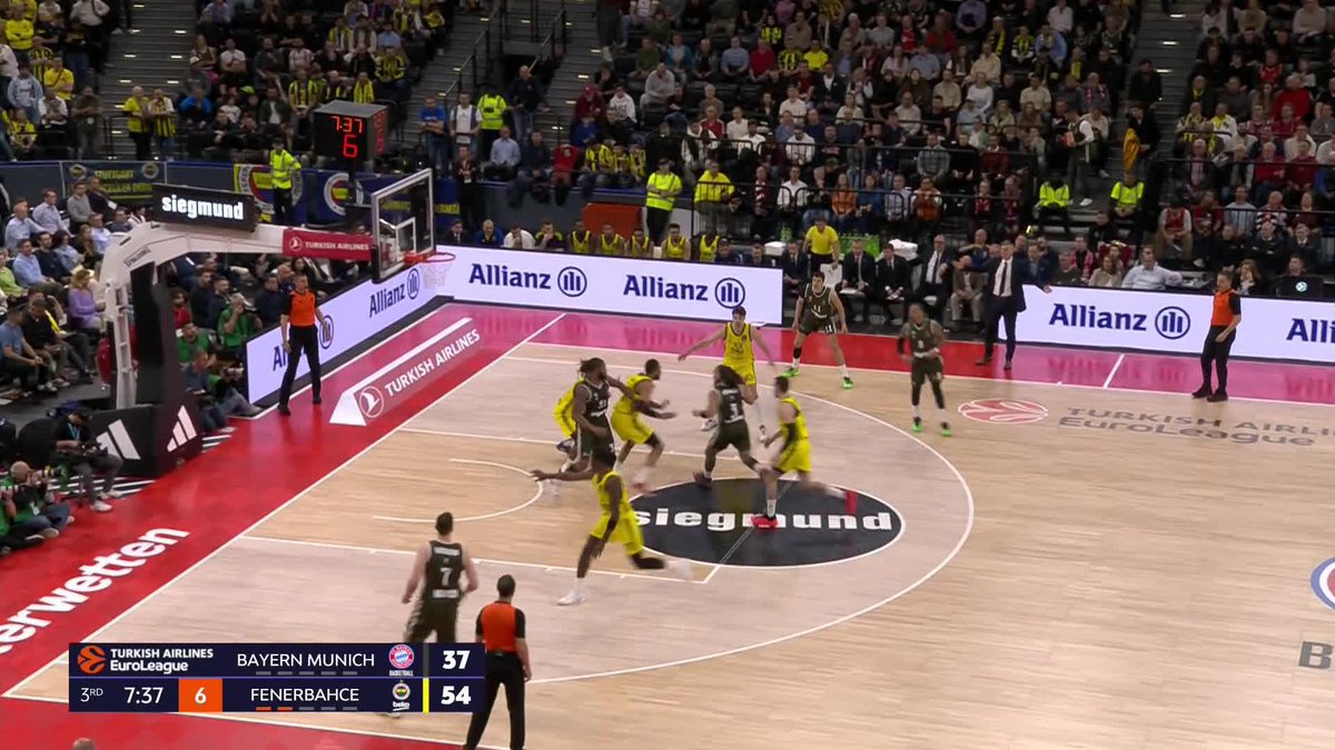Nigel Hayes üçlüğü yollayıp arkasını dönüyor 🤩
