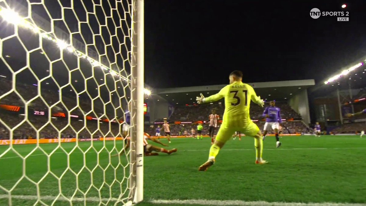 HOW HAS HE MISSED 😱 Athletic Club should take the lead, as de Marcos' ball across is met by Sannadi, but his finish from 6 yards out can't make Kelly work, when he really should be scoring ⚽️ 📺 TNT Sports & discovery+ UK