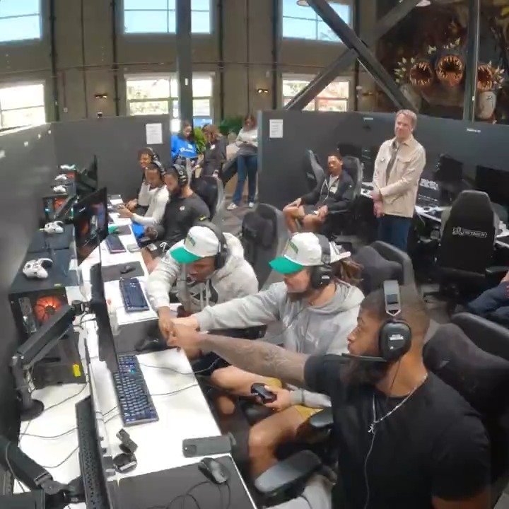 Gamers on + off the field. 🎮 #VerdanskReturns | Call of Duty