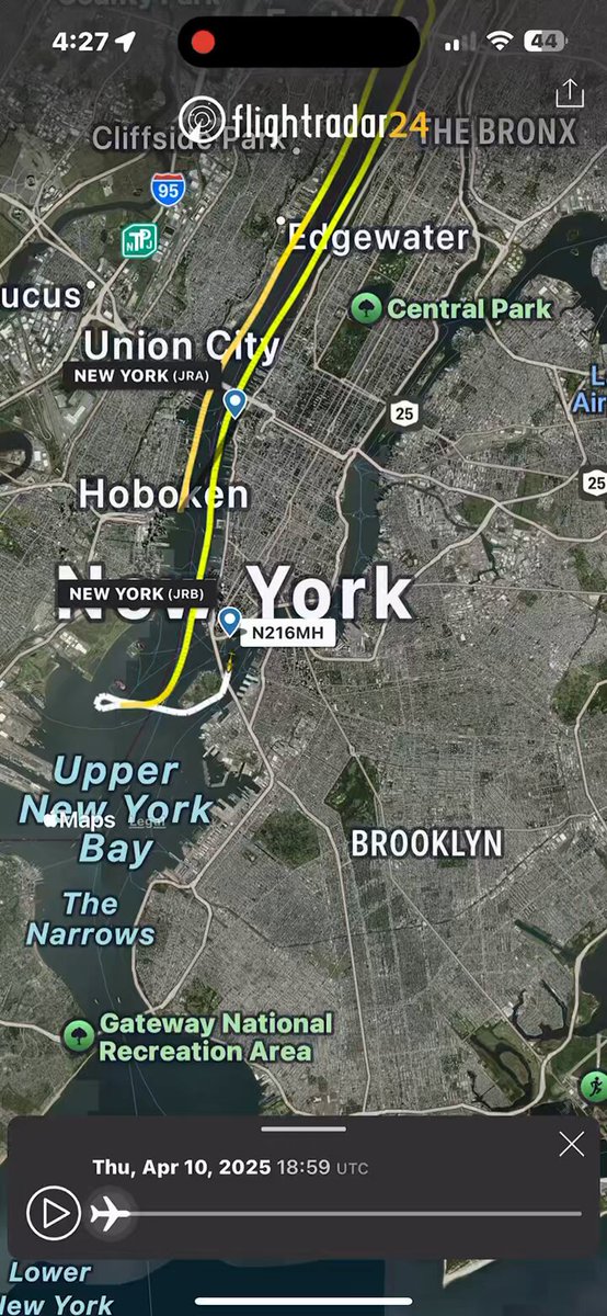 🚨🇺🇸#BREAKING | NEWS ⚠️ Live video of the helicopter coming apart before crashing into the Hudson River. at least five dead they are searching for one more person. The helicopter was carrying a family from Spain before crashing.
