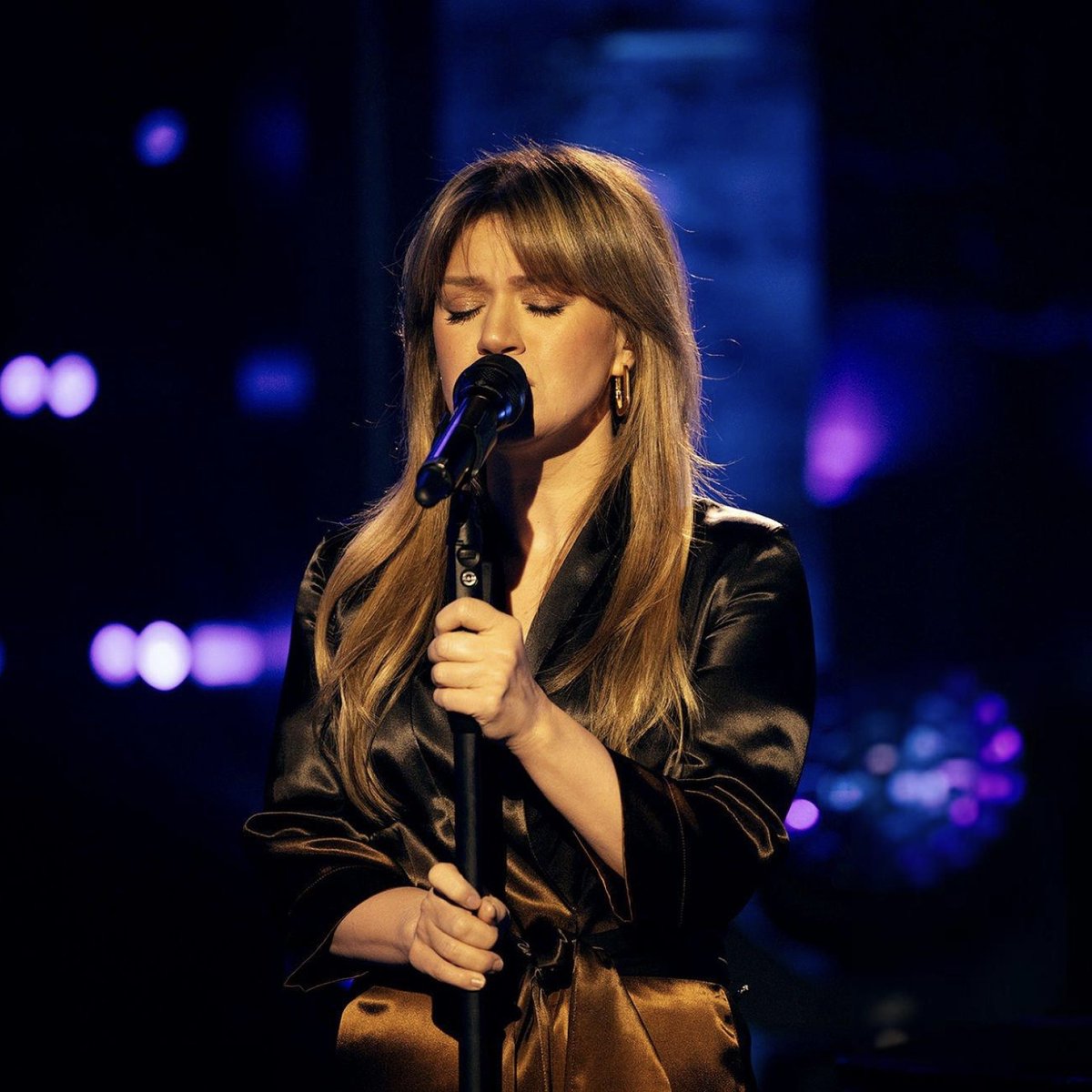 KELLY CLARKSON SINGING โTALKING TO THE MOONโ!! Not even BRUNO MARS is safe from The Kelly Clarkson Effect