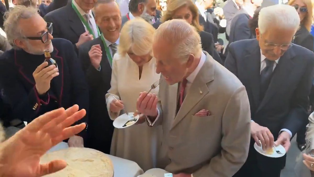 Carlo, Camilla e Mattarella mangiano parmigiano con la mazurca in sottofondo. Non è l'AI