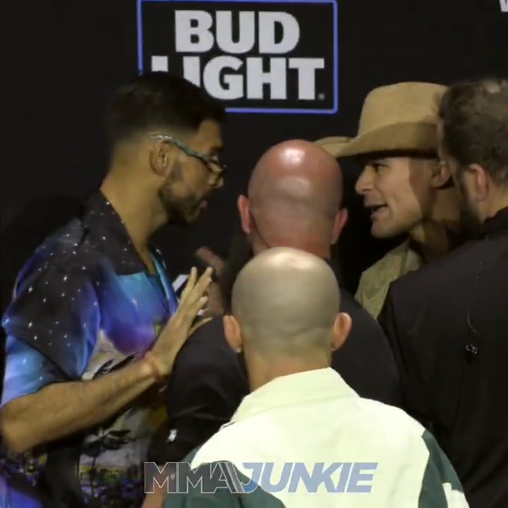 The drama between Yair Rodriguez and Diego Lopes continued on-stage after the #UFC314 press conference. 👀