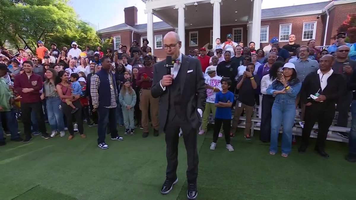 "It has been my pleasure to be one of your coworkers, one of your teammates, and a part of this family" ❤️ Ernie Johnson with a heartfelt speech to honor the journey of NBA on TNT.